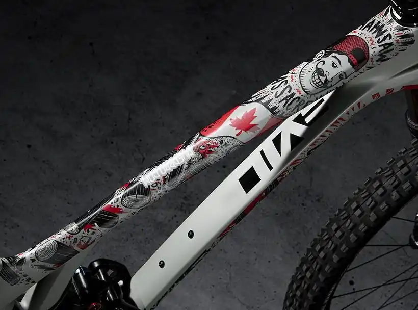 Expresní Doručení DYEDbro ochranná folie Chainsaw Black Red mat